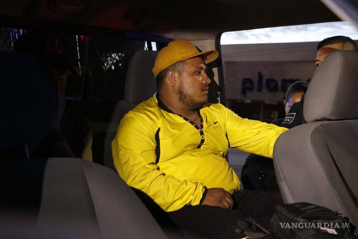 Padre e hijo ebrios, duermen en pleno bulevar de Saltillo