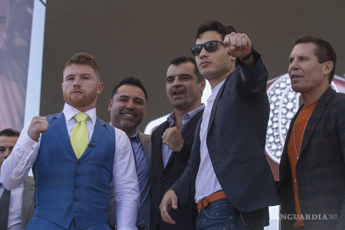 $!CIUDAD DE MÉXICO, 20 FEBRERO 2017.- Los boxeadores Saúl El Canelo Álvarez, y Julio César Chávez Jr., acompañados del promotor Oscar de la Hoya, Rodrigo Fernández, director de Azteca 7, y Julio César Chávez González, durante la presentación de la pelea que se realizará el 6 de mayo en Las Vegas. FOTO: ISAAC ESQUIVEL /CUARTOSCURO.COM