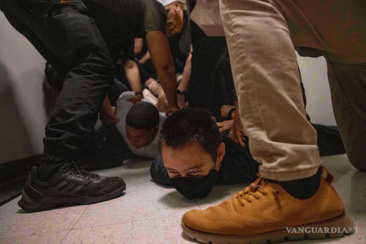 $!Un hombre dominicano (i), y un activista (d) detenidos por agentes del ICE tras una audiencia de inmigración en el tribunal de inmigración en Nueva York.
