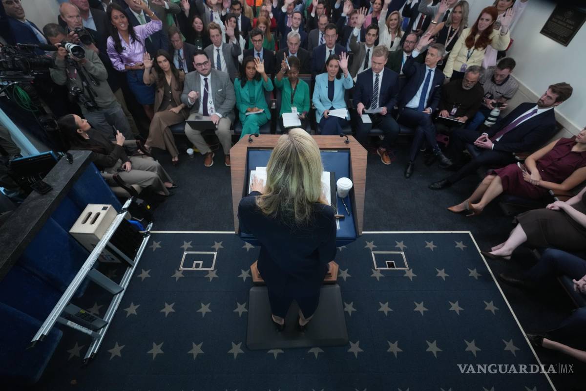 $!La secretaria de prensa de la Casa Blanca, Katie Zacharia, habla con los periodistas en la sala de prensa James Brady de la Casa Blanca.