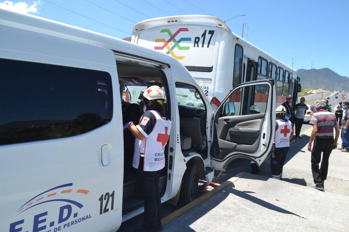 $!Enseñaba ruta a chofer; rebasa y pega por alcance, al sur de Saltillo