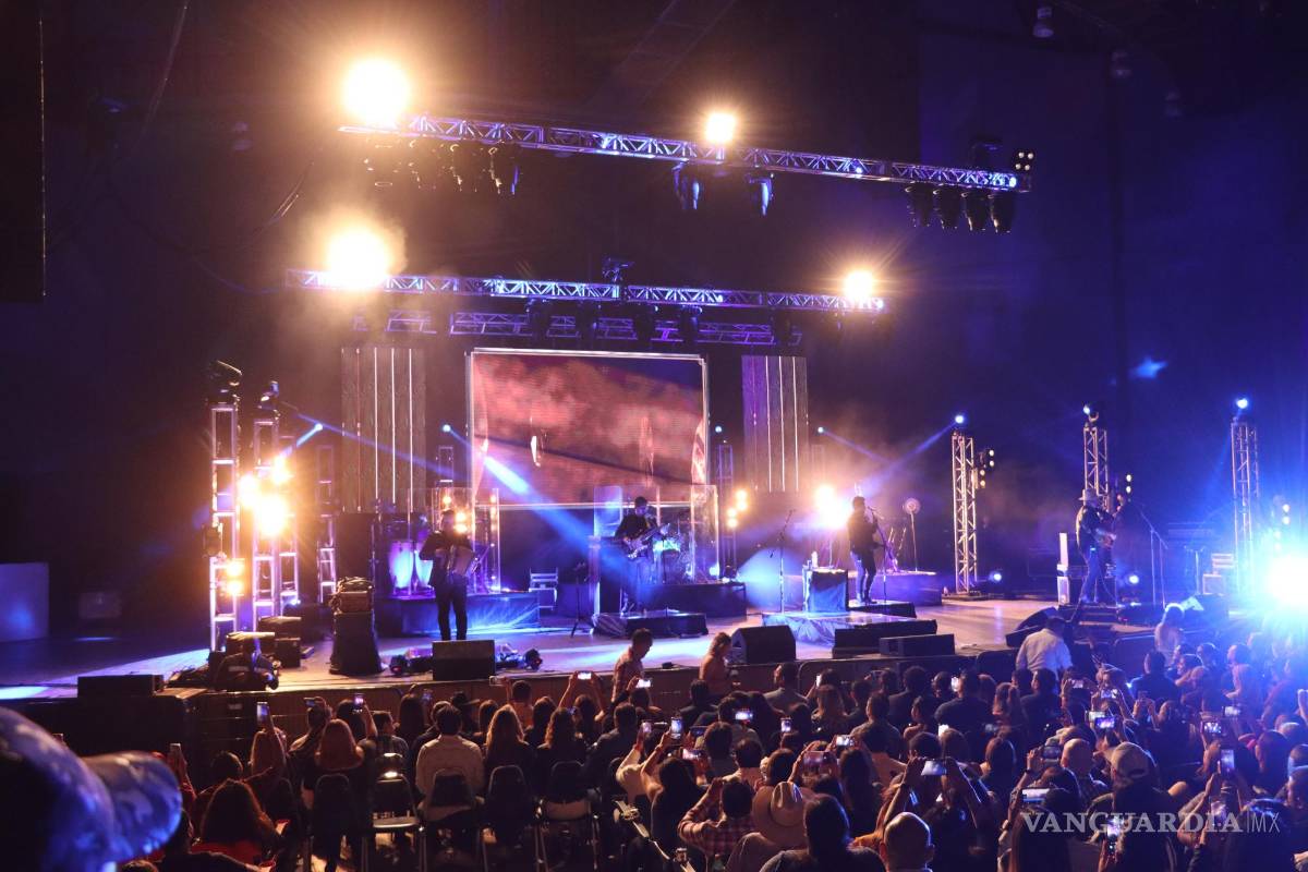 Saltillenses se ponen románticos con La Firma