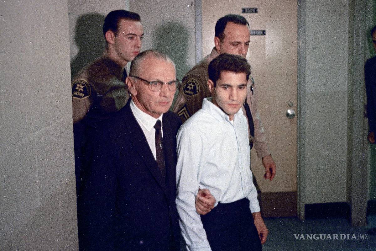 $!Sirhan Sirhan, a la derecha, acusado de asesinar al senador Robert F. Kennedy, es visto con su abogado Russell E. Parsons en Los Ángeles en junio de 1968.
