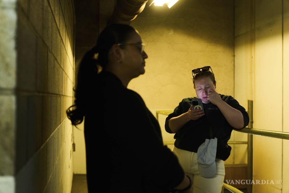 $!La ciudadana de Estados Unidos Christina Jimenez (d) espera a recibir noticias sobre su padrastro, originario de Guatemala, que fue detenido por agentes federales.