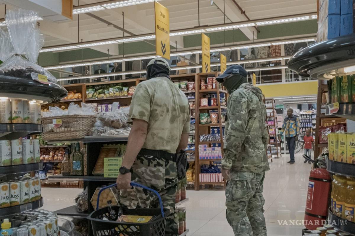 $!Mercenarios rusos compran en Bangui Mall, un lujoso supermercado utilizado principalmente por el personal de las embajadas y organizaciones no gubernamentales en Bangui, la capital de la República Centroafricana, el 29 de octubre de 2022. (Mauricio Lima/The New York Times)