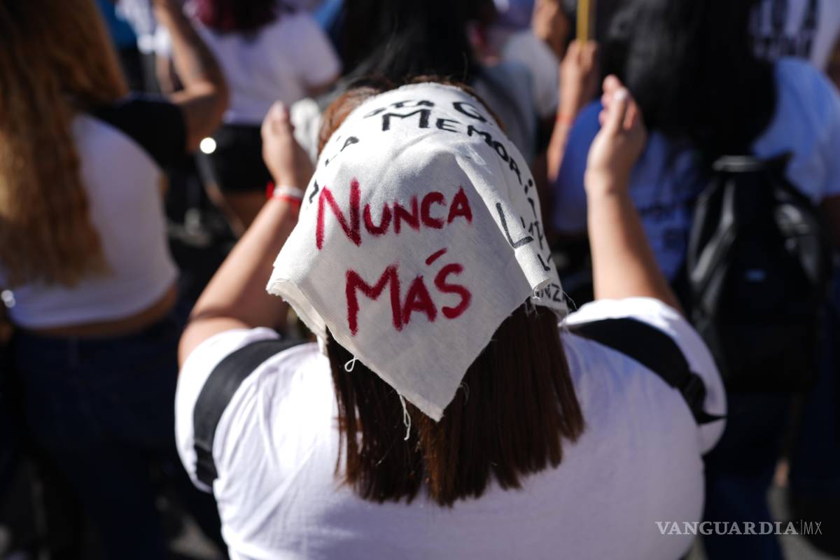 $!Una persona que lleva un pañuelo con la inscripción en español Nunca más asiste a una manifestación en el aniversario del golpe militar en Buenos Aires.