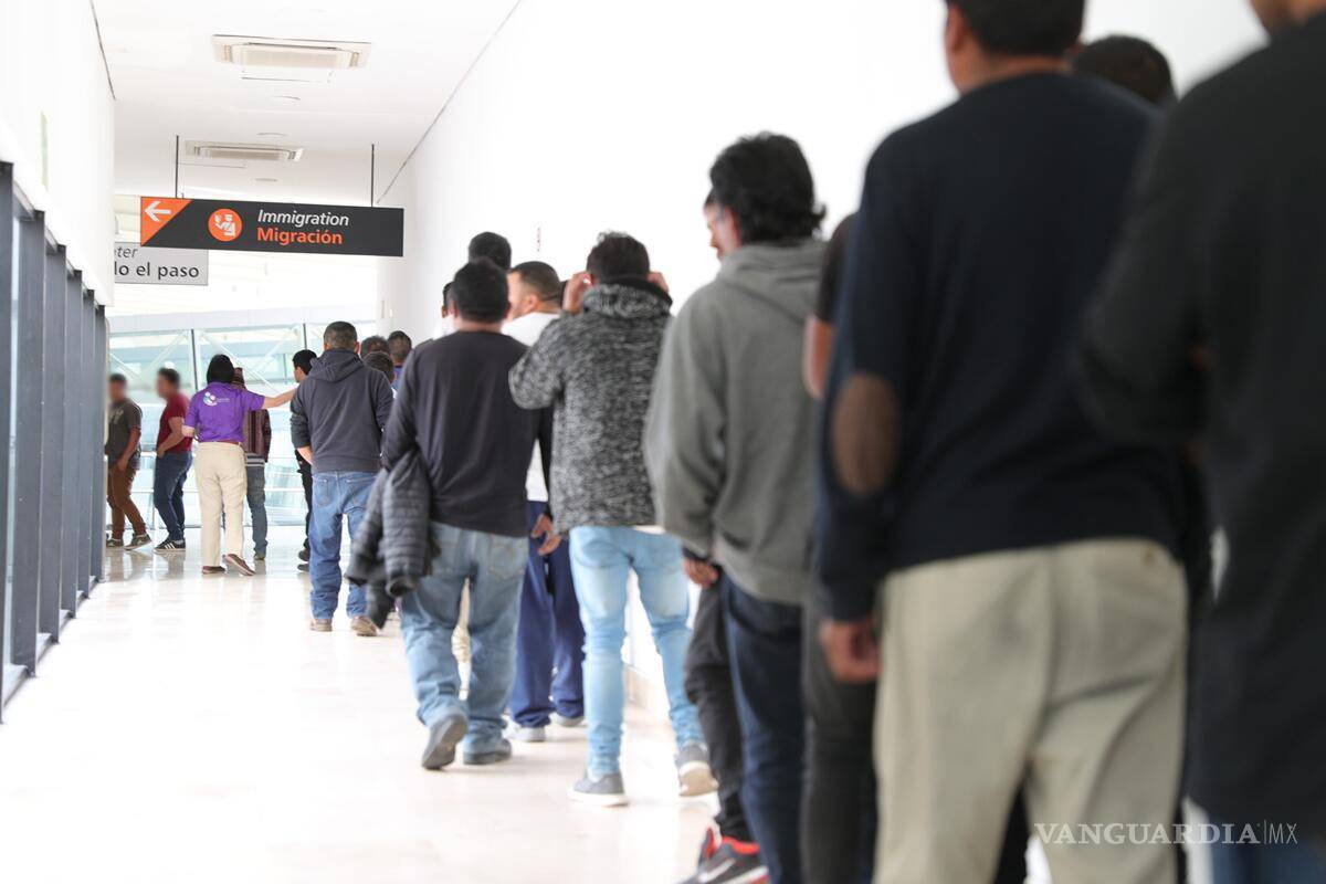 Sentencia juez ‘ilegal’ expulsar migrantes de EU sin permitirles pedir asilo