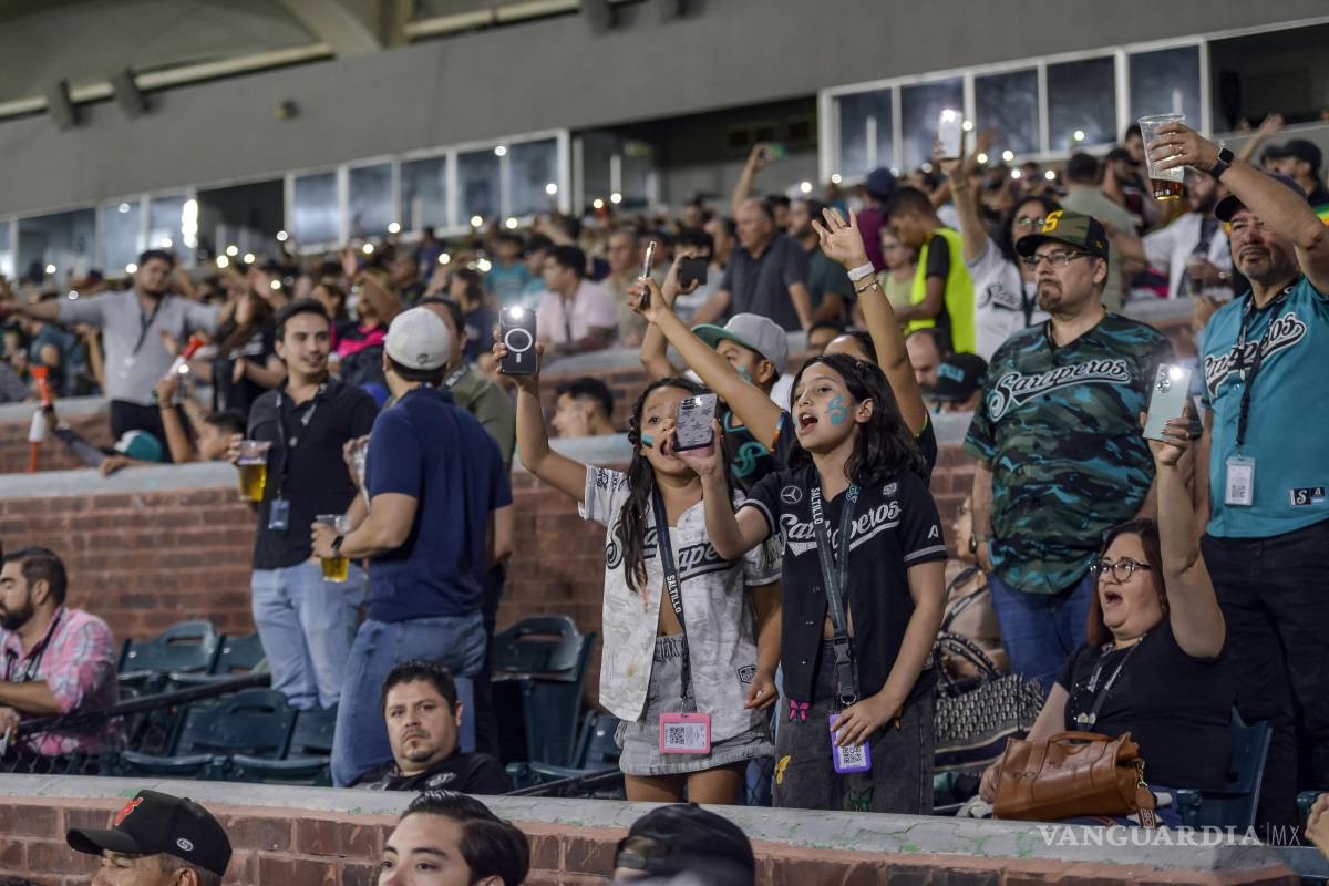 $!Fernando Villegas celebró con la afición su primer jonrón de la temporada, clave para sellar el triunfo de Saltillo en el Francisco I. Madero.