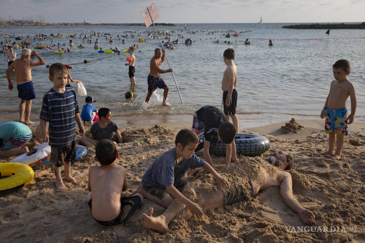 Playa del Mediterráneo, uno de los pocos espacios donde palestinos e israelitas pueden convivir sin muros