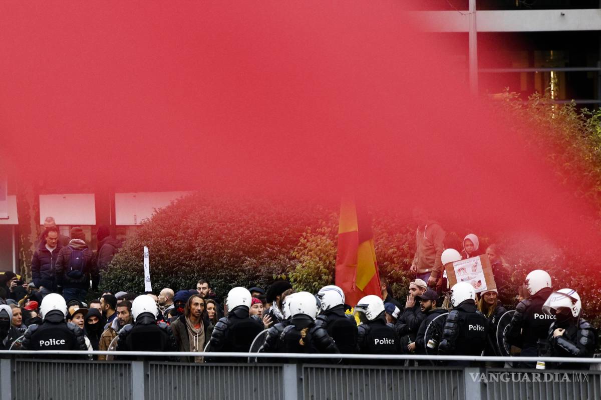Protestan y desatan caos en Bruselas contra medidas COVID por repunte de contagios