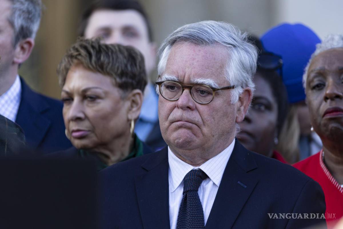 $!El alcalde de Nashville, John Cooper, hace una pausa durante una vigilia celebrada por las víctimas del tiroteo en The Covenant School en Nashville, Tennessee.