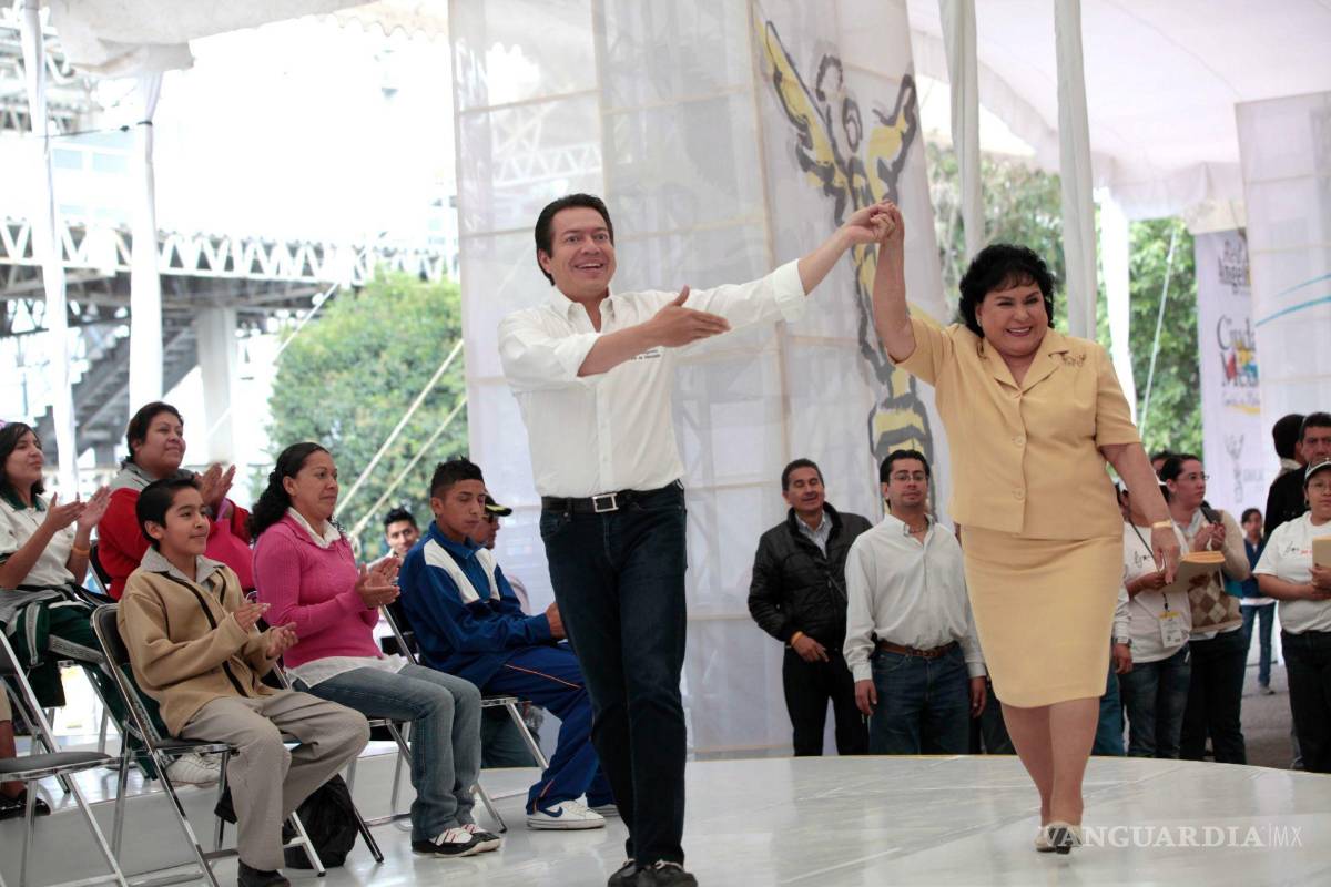 $!14 de agosto de 2011. Mario Delgado Carrillo, secretario de Educación del DF y Carmen Salinas entregan apoyos económicos a estudiantes de secundaria. Cuartoscuro