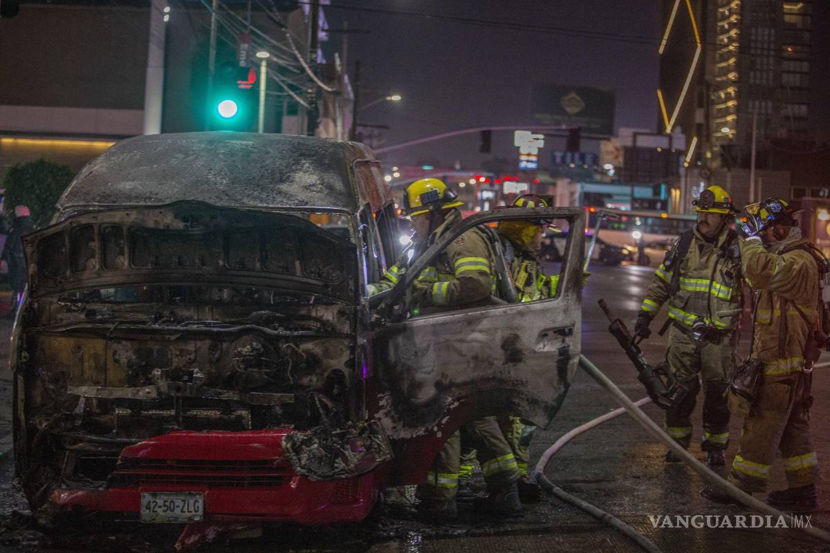 $!TIJUANA, BAJA CALIFORNIA, 12AGOSTO2022. Este día se registraron más de veinte carros incendiados incluyendo vehículos de transporte público en Tijuana, lo que ocasionó gran tráfico en toda la ciudad debido al cierre de calles y avenidas principales. También los negocios y plazas comerciales comenzaron a desalojar a los usuarios para cerrar sus puertas. Por su parte, el gobierno municipal anunció que están coordinados con el gobierno estatal y federal, así como con las fuerzas armadas, esto con el objetivo de salvar guardar la integridad de todos los tijuanenses. FOTO: OMAR MARTÍNEZ/ CUARTOSCURO.COM