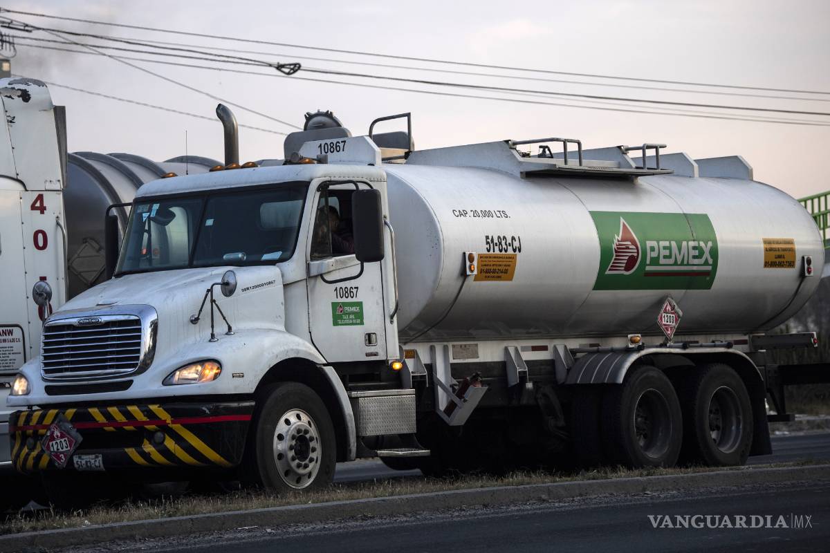 Grupo armado roba pipa de Pemex en carretera de Guanajuato