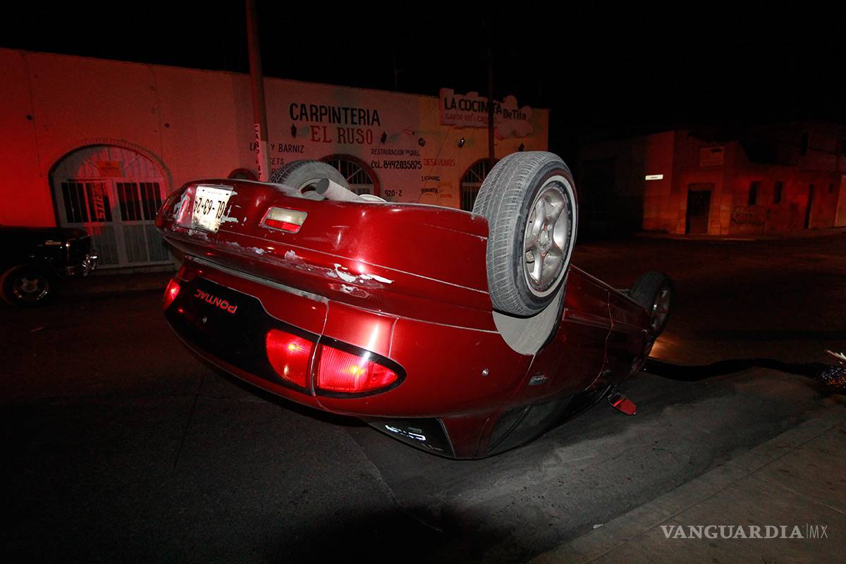 $!Vuelca en pleno centro de Saltillo