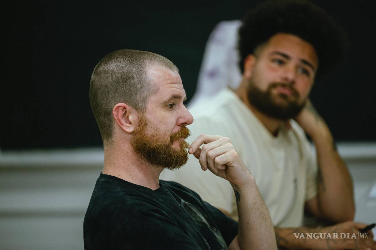 $!Shawn Sullivan (i) y Jesse Falcon participan en una clase de “Caminos hacia la sanación”, parte de un programa del condado de Bexar en San Antonio, Texas.