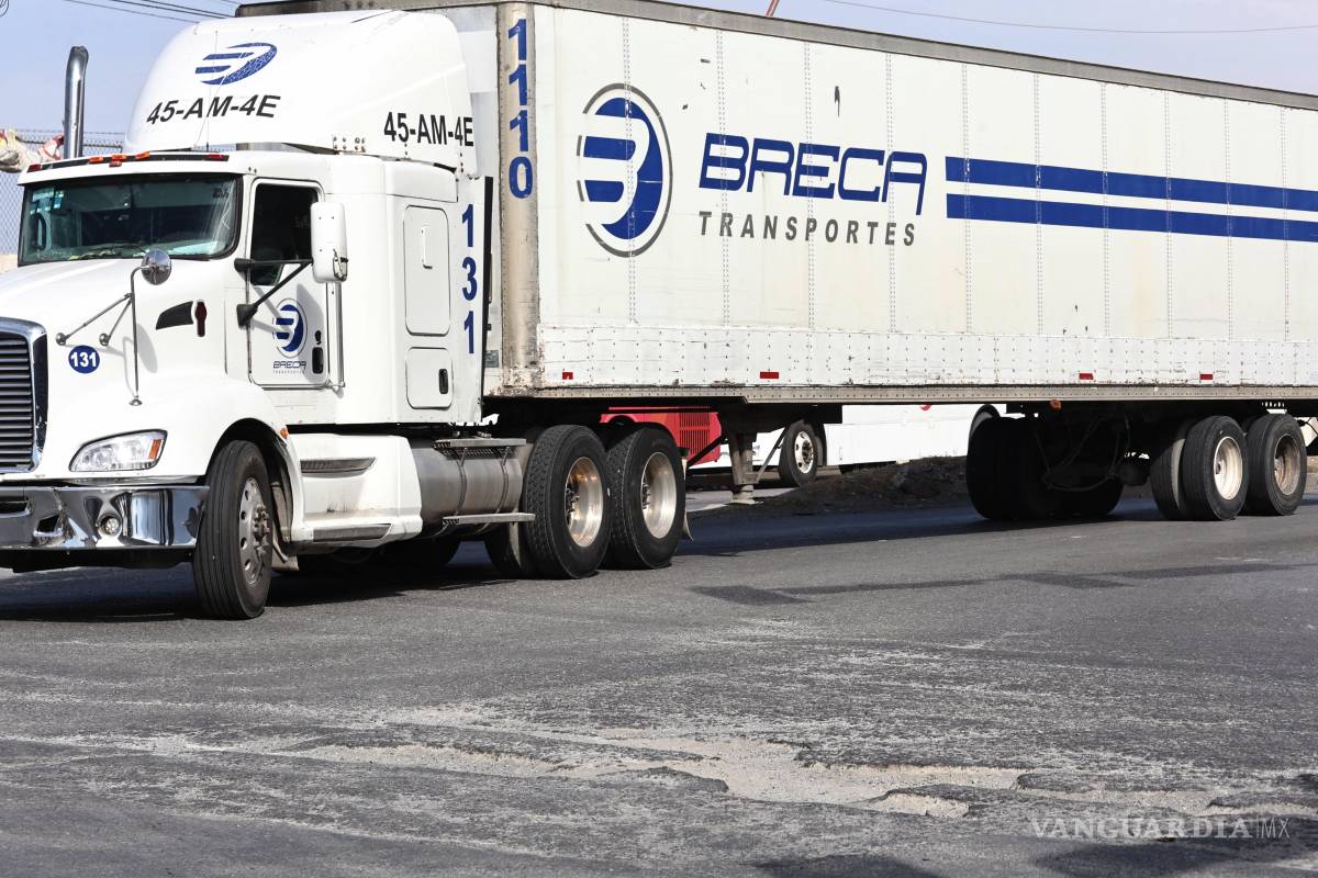 $!Los automovilistas deben reducir la velocidad y esquivar baches para evitar daños a sus vehículos.