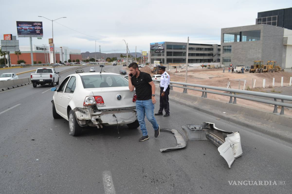 En lo alto de puente, pega contra barreras por cerrón