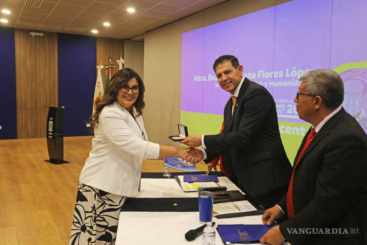 $!Docentes y egresados distinguidos recibieron el reconocimiento por su trayectoria académica y aportaciones al desarrollo de la UAdeC.