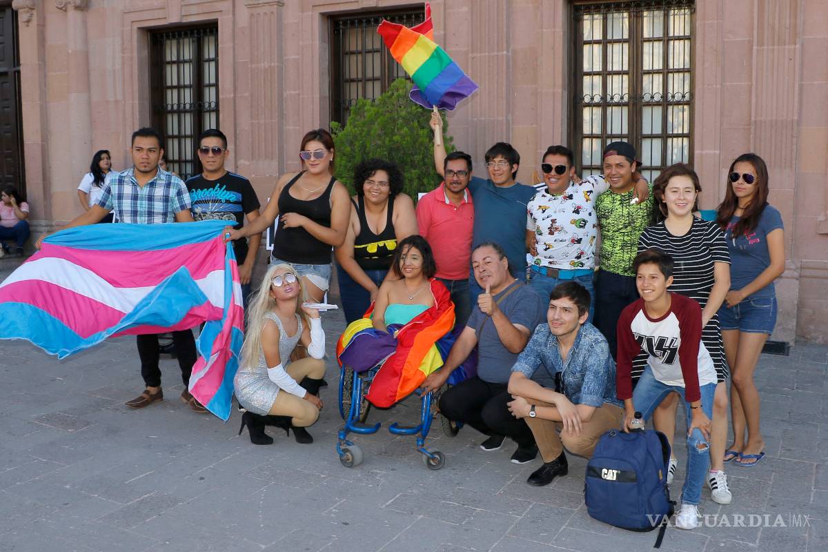 $!Apoyan en Saltillo a transgénero con carrera en tacones