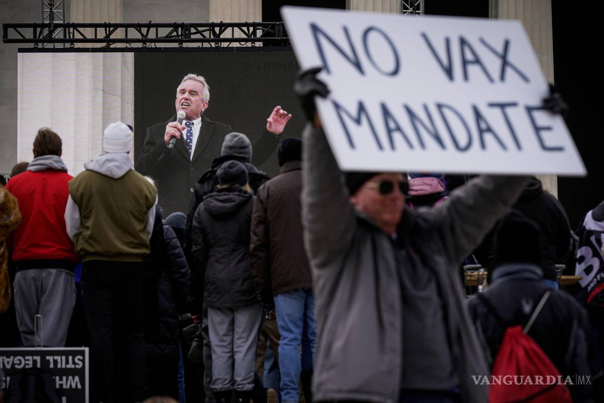 $!Robert F. Kennedy Jr. en una pantalla en una manifestación contra las vacunas frente al Monumento a Lincoln en Washington, el domingo 23 de enero de 2022.