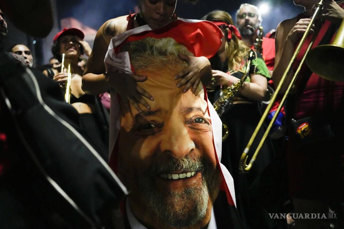 $!Un partidario del expresidente brasileño Luiz Inacio Lula da Silva sostiene una bandera adornada con el rostro de da Silva en Sao Paulo, Brasil.