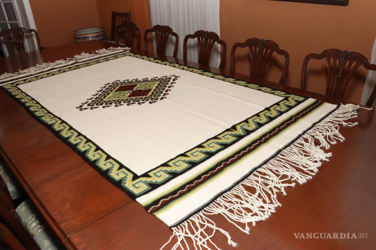 $!Lana y pigmentos naturales son las materias primas que Modesto Nava Vega, más conocido como Don Efrén, utiliza para crear gabanes, capas y sarapes.