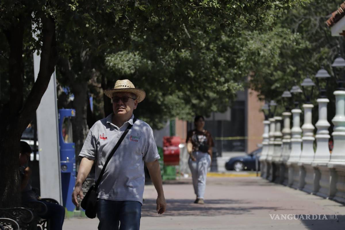 $!Los saltillenses buscaron cubrirse un poco del sol, sobre todo después de mediodía.