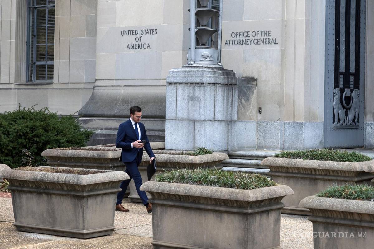 $!Un hombre pasa frente a la sede del Departamento de Justicia de EE. UU. en Washington el jueves 12 de enero de 2023. El Departamento de Justicia busca evitar las acusaciones de partidismo mediante el nombramiento de un fiscal especial que investiga el descubrimiento de documentos clasificados en la casa y la oficina del presidente Joe Biden. . (Tom Brenner/The New York Times)