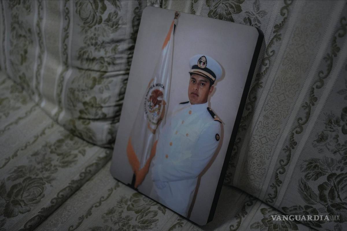 $!Una foto de Arturo Zacarías Meza, un tripulante del buque mercante Galaxy Leader, colocada en un sofá de su casa en Misantla, en el estado de Veracruz, México.