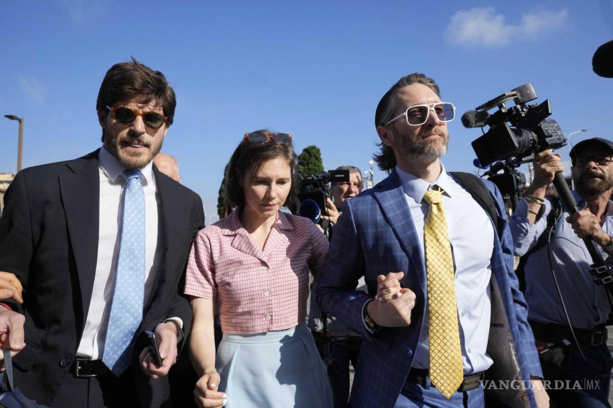 $!Amanda Knox llega acompañada por su esposo Christopher Robinson (d) y su abogado Luca Luparia Donati al tribunal de Florencia, en Florencia, Italia.