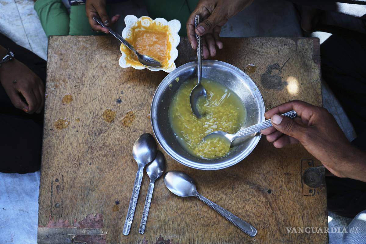 $!En el centro de alimentación del hospital, madres desnutridas consuelan a sus hijos hambrientos.