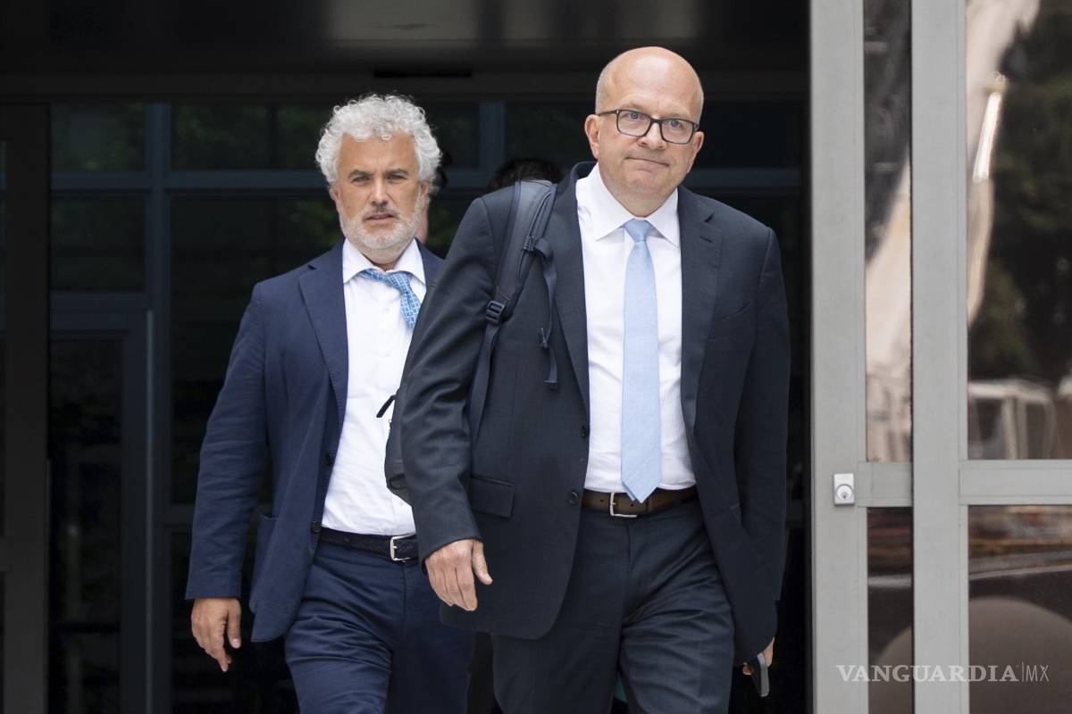 $!El exmiembro de la junta directiva de Meta y exjefe de gabinete de la Casa Blanca, Jeffrey Zients (i), sale del Centro de Justicia Leonard L. Williams tras testificar.