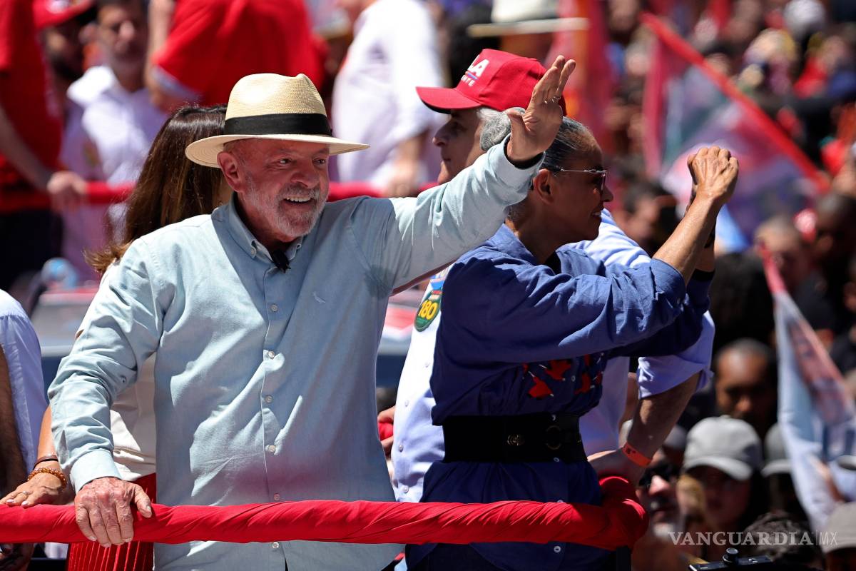 $!El presidente brasileño Luiz Inácio Lula da Silva, quien busca la reelección, saluda a sus seguidores durante un mitin de campaña en São Paulo, Brasil.