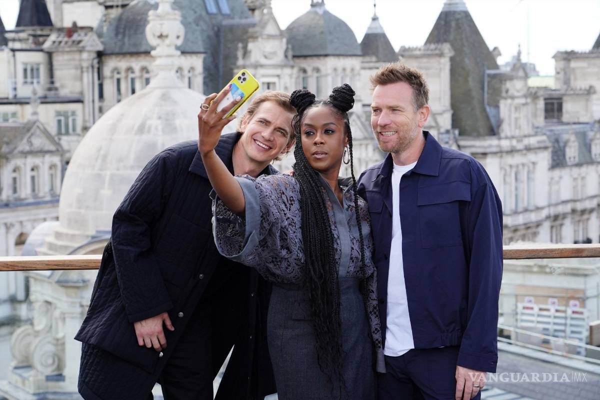 $!Moses Ingram, (c) toma una selfie con Ewan McGregor (d) y Hayden Christensen durante en el Hotel Corinthia en Londres.