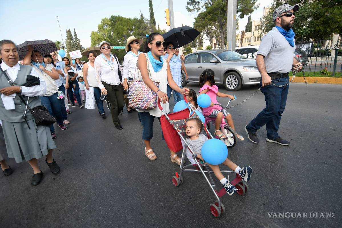 $!Marchan en Saltillo a favor de la vida y la familia tradicional; en 17 estados, en pro del aborto