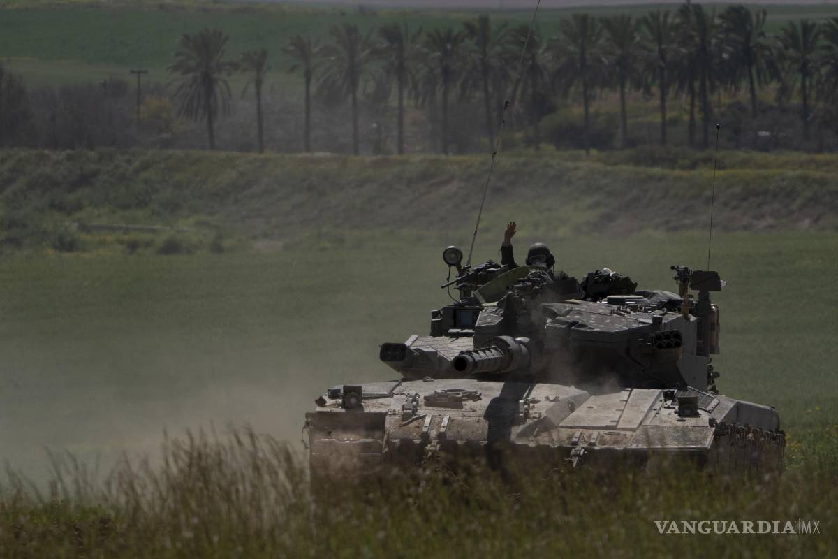 $!A bordo de un tanque, soldados israelíes realizan un patrullaje en las cercanías de Ciudad de Gaza.