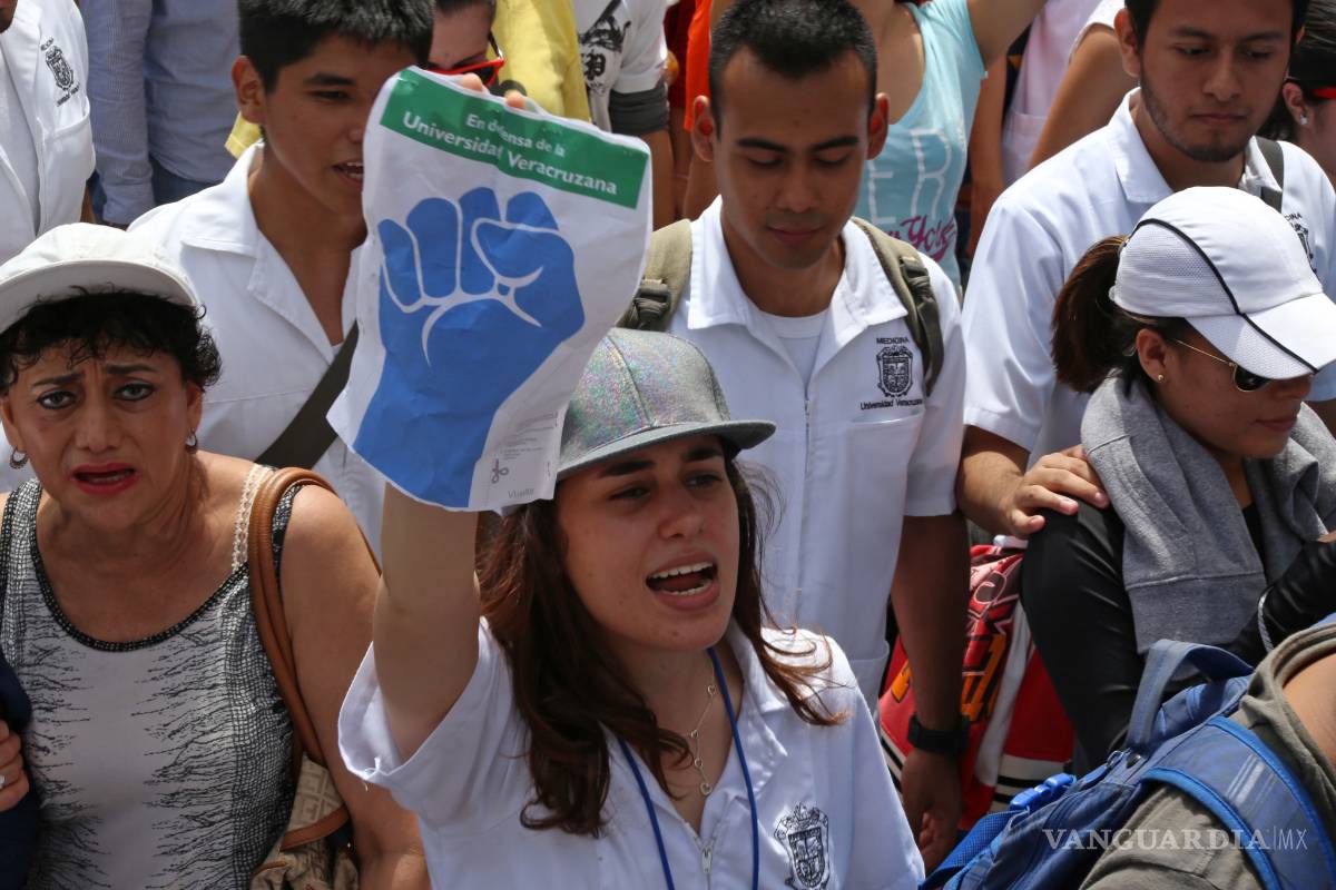 Estudiantes y maestros de la UV marchan en Veracruz