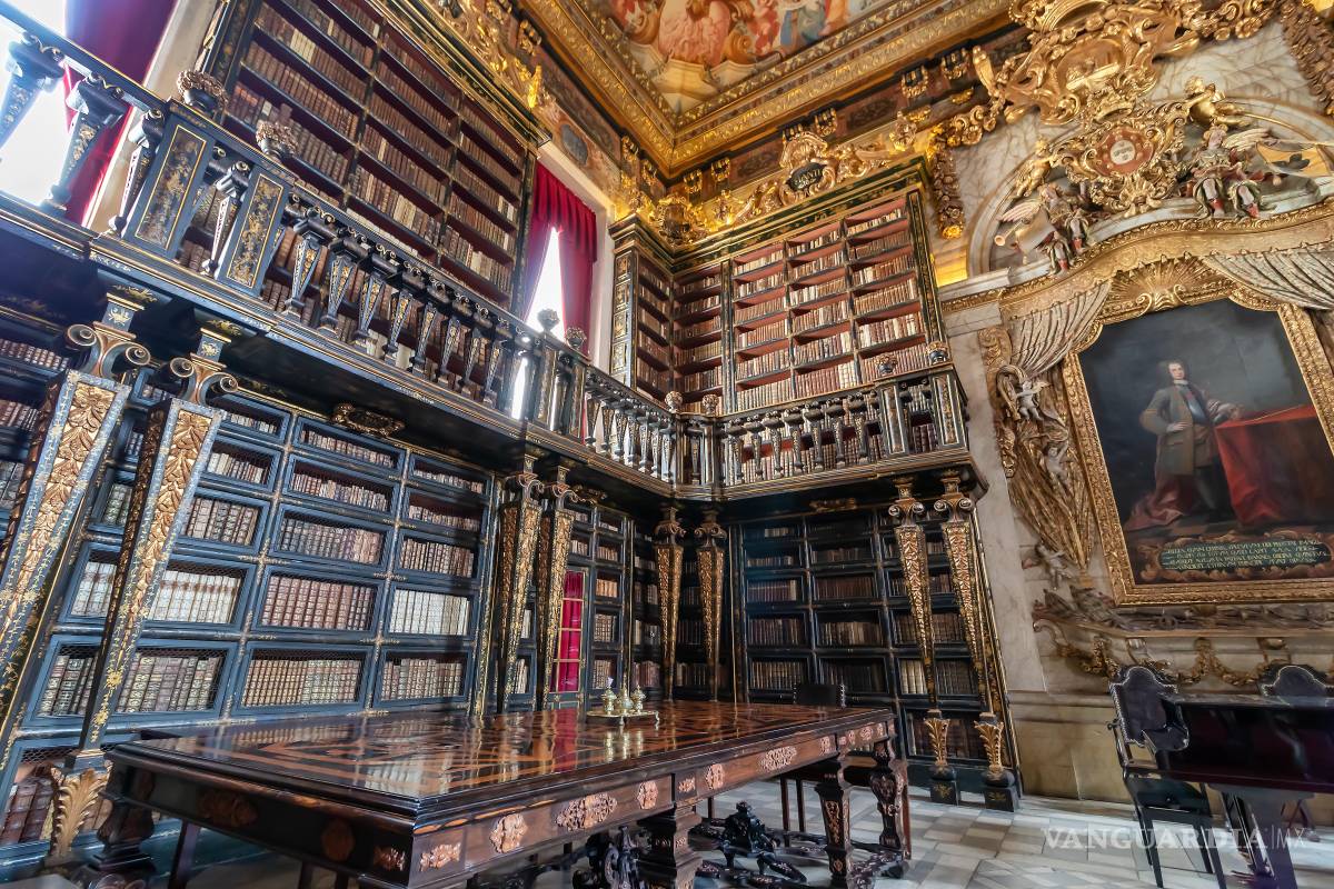 $!La biblioteca Joanina de Coímbra destaca por su decoración de estilo rococó, lo que hace que asemeje a una capilla.