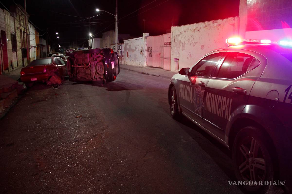 $!¡Desde temprano! Vuelca vehículo en la Zona Centro de Saltillo