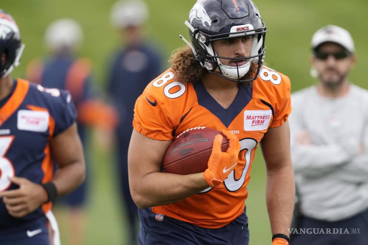 $!El ala cerrada de los Denver Broncos, Greg Dulcich, participa en ejercicios el martes 31 de mayo de 2022 en la sede del equipo en Centennial, Colorado.