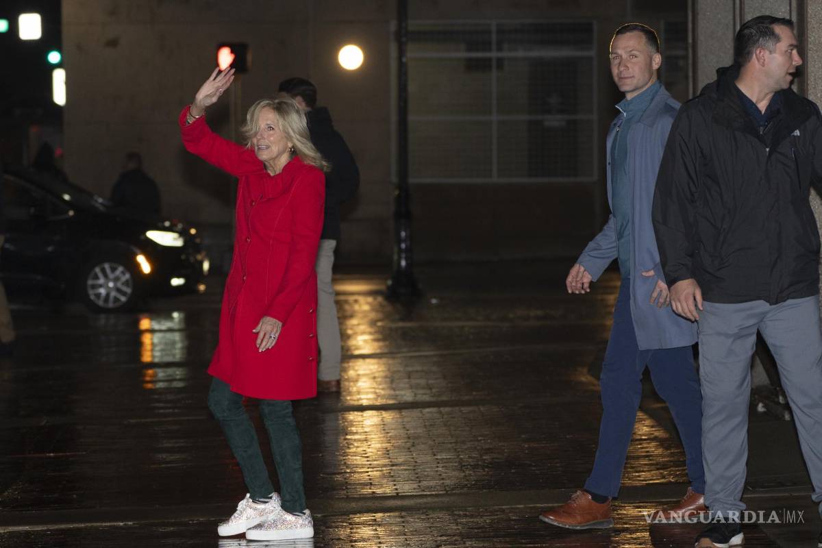 $!La primera dama Jill Biden saluda al salir de la sede de campaña del presidente Joe Biden en Wilmington, Delaware.