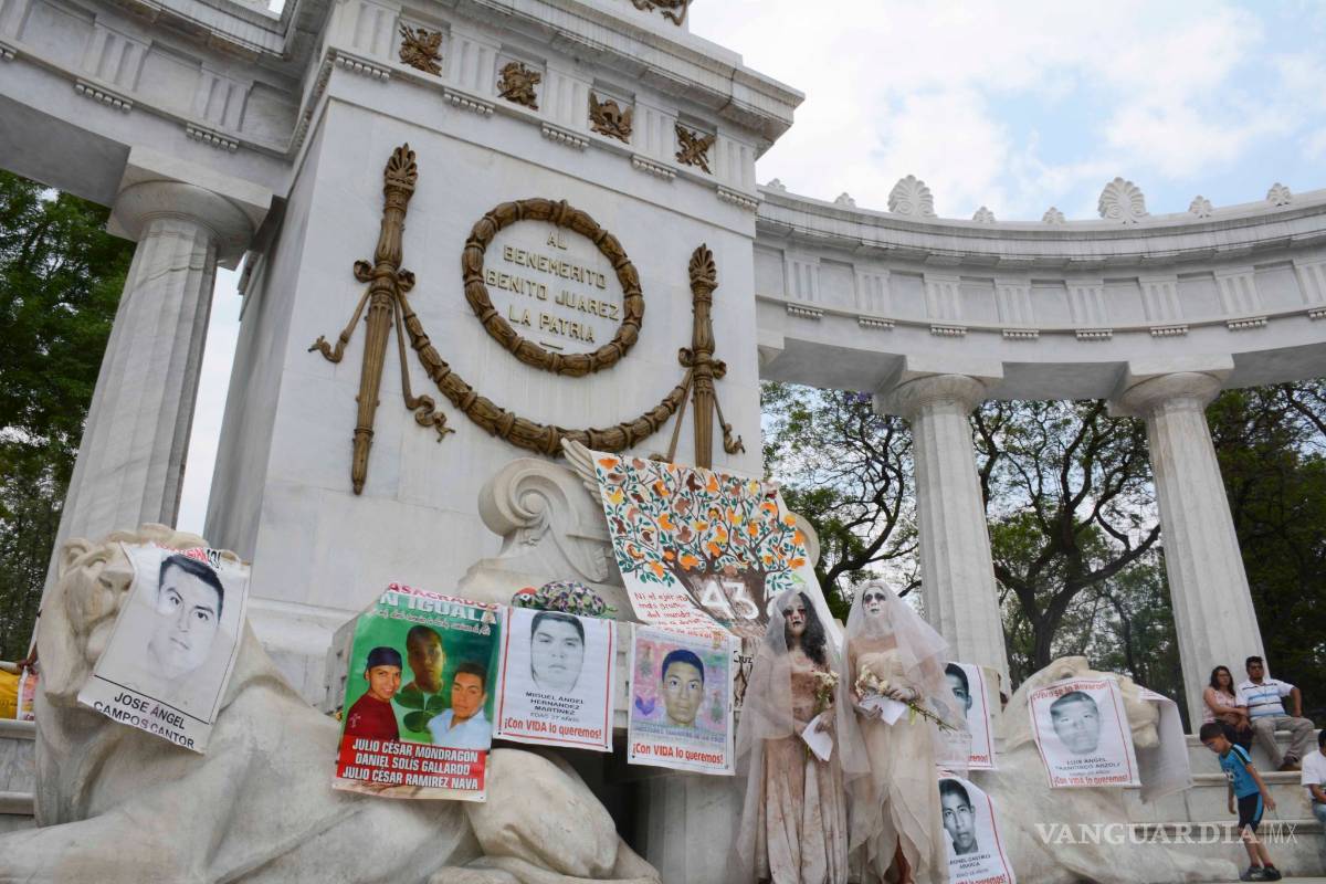 Padres de los 43 marchan hacia el antimonumento