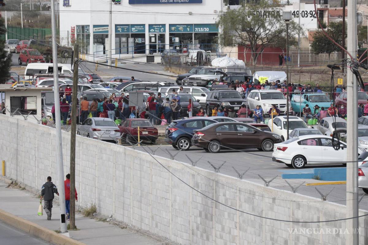 $!Los días de visita son los viernes, sábados y domingos, de las 10 a las 15 horas. Las familias buscan pasar primero, ya que los filtros de seguridad son tardados, lo cual les resta tiempo con sus internos.