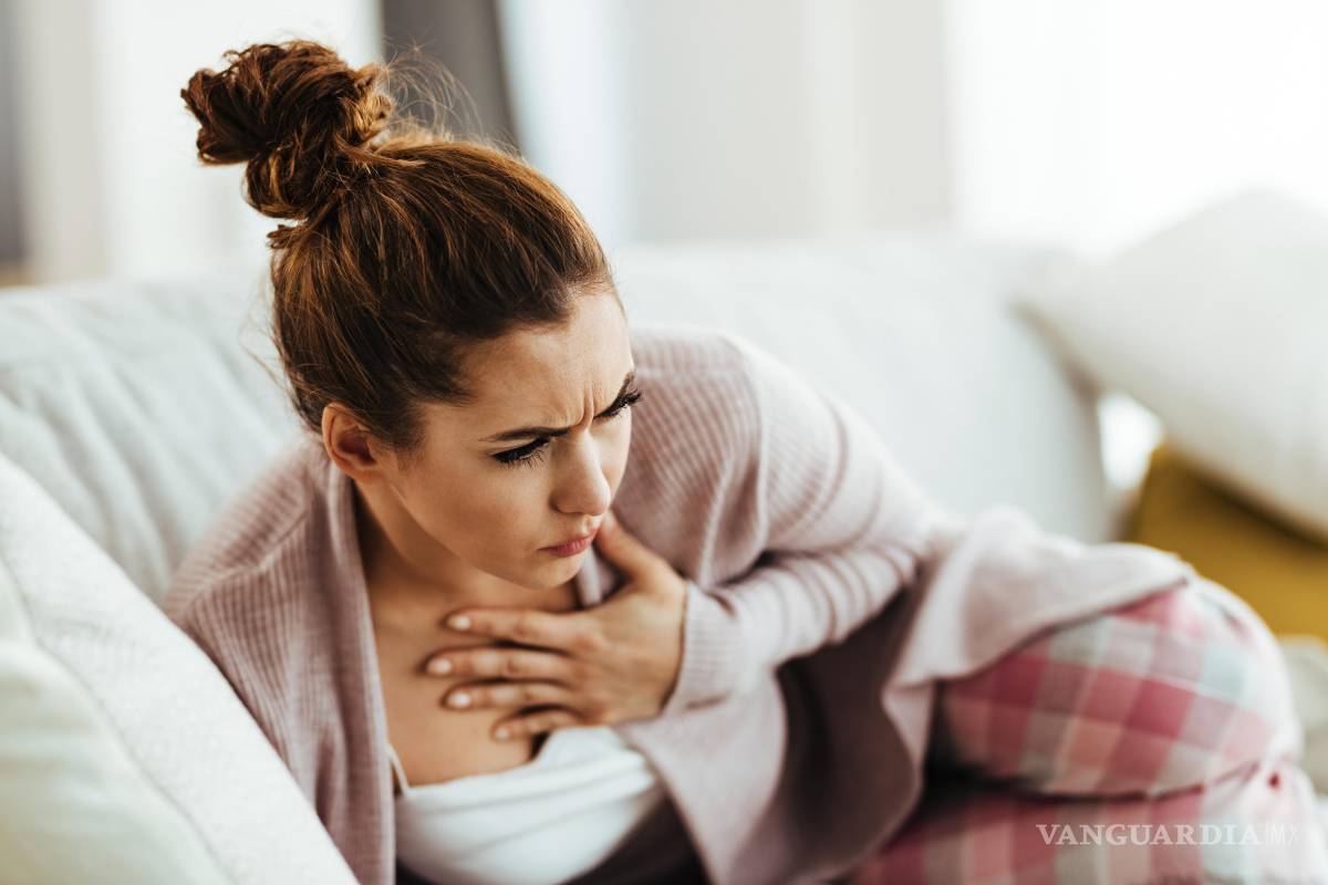 $!La Organización Mundial de la Salud (OMS) señala que los síntomas más habituales del asma son: tos persistente, sobre todo por la noche; sibilancias (pitos) al espirar y, a veces, al inspirar; disnea (dificultad para respirar), en ocasiones incluso en reposo, y opresión en el pecho que no permite respirar profundamente. Imagen de Drazen Zigic en Freepik.