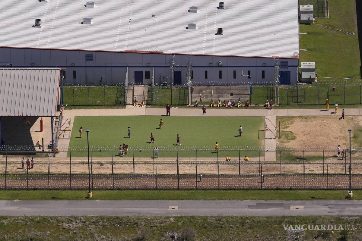 $!Los esfuerzos del gobierno federal por llevar a cabo deportaciones a gran escala representan una posible bonanza para las empresas penitenciarias privadas.