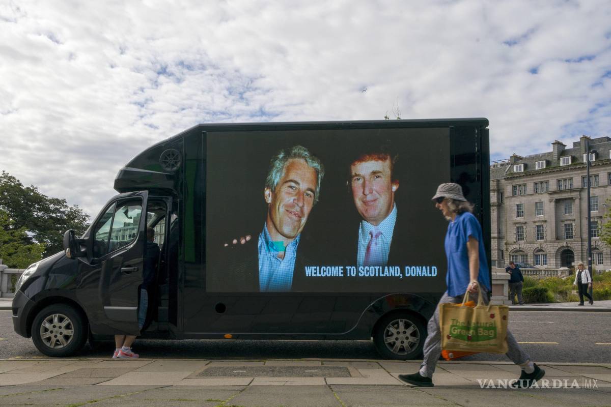 $!Una fotografía del presidente estadounidense Donald Trump y Jeffrey Epstein se exhibe en el lateral de una camioneta en el centro de Aberdeen, Escocia.