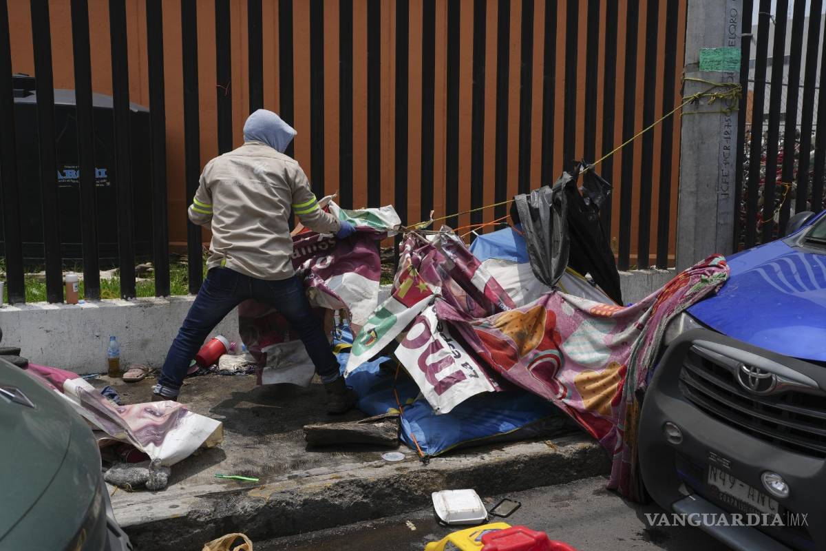 $!Empleados de la ciudad desmantelan un campamento abandonado conocido como Pequeña Haití, en Tláhuac, en Ciudad de México.
