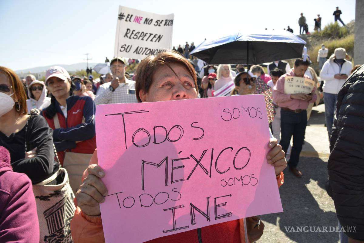 $!Grupos políticos y ciudadanos se reunieron en la sede estatal del INE, donde expresaron estar en contra de la Reforma Electoral.