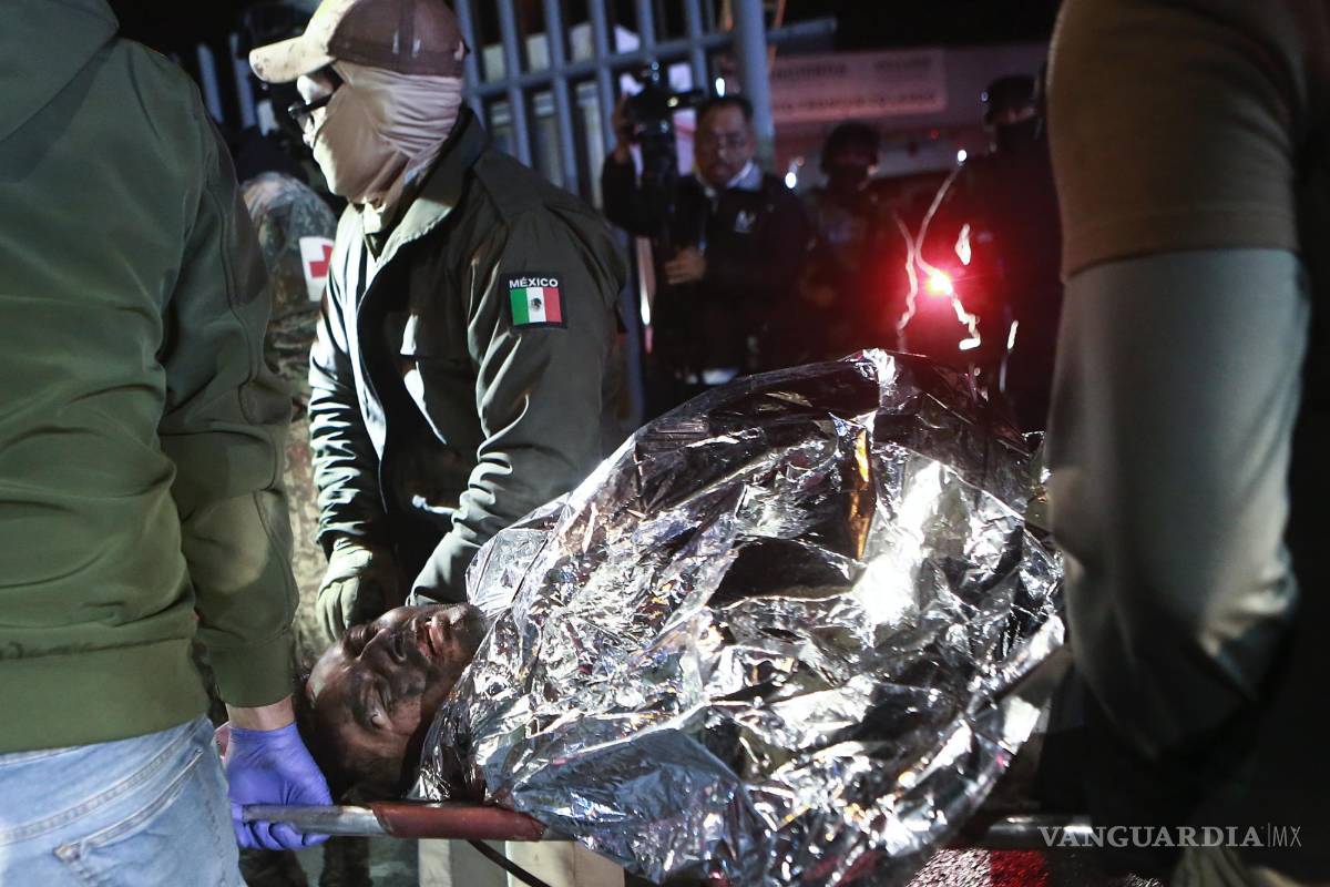 $!Paramédicos llevan en camilla a un migrante herido en el incendio mortal en un centro de detención de migrantes de México el 28 de marzo de 2023.